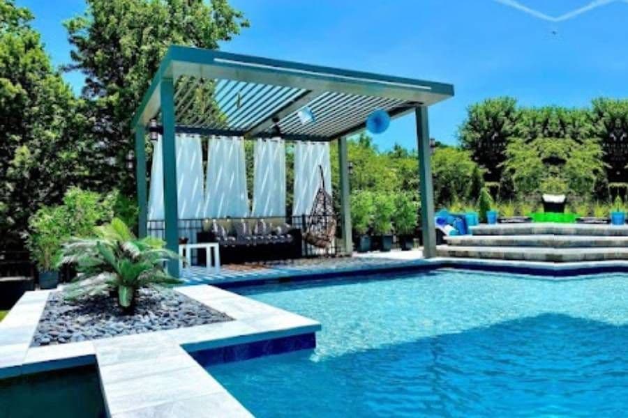 smart-pergola-on-pool
